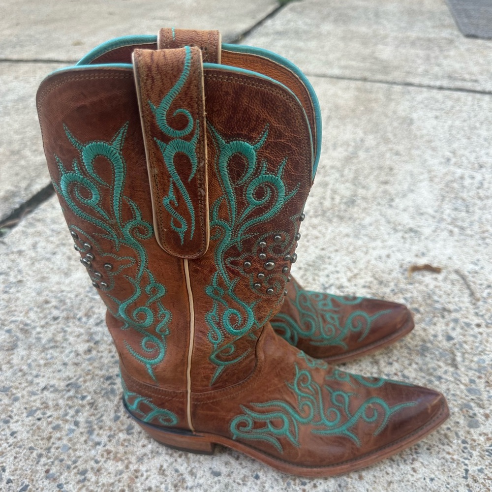 Lucchese Boots N4745 Tan leather. Turquoise thick stitching and studs. Size 7